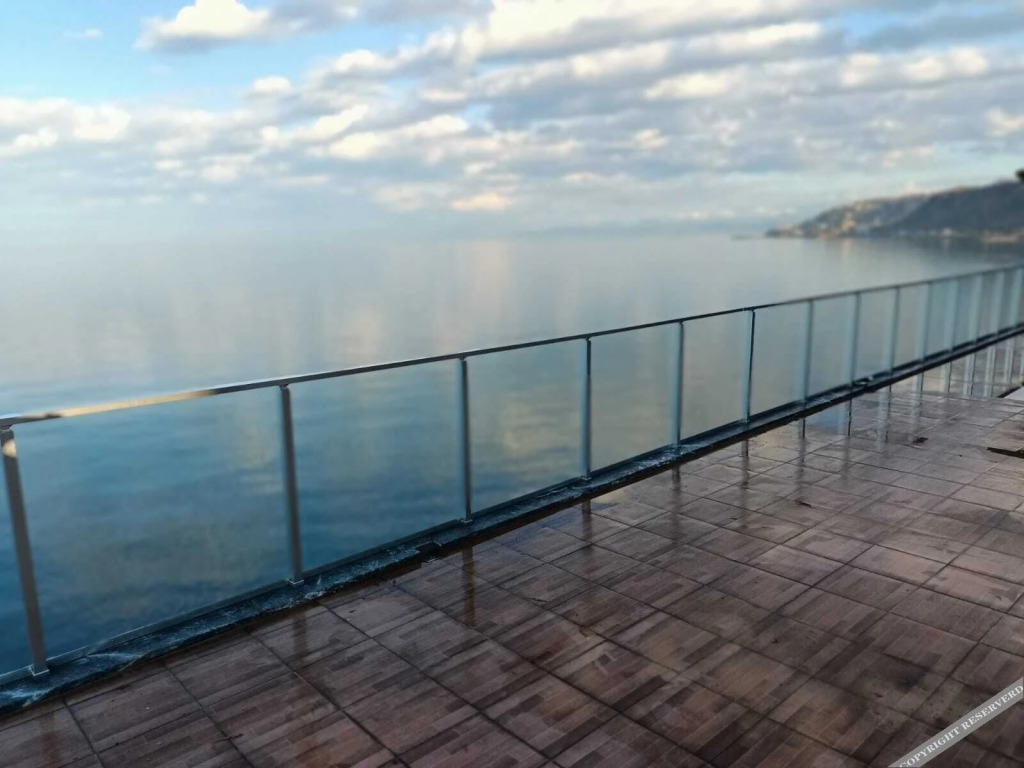 Арсин: The Marine Hotel