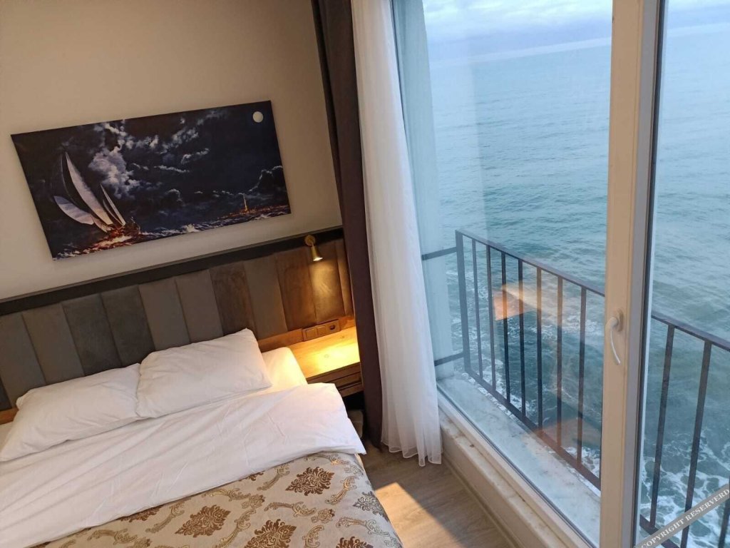 Арсин: The Marine Hotel