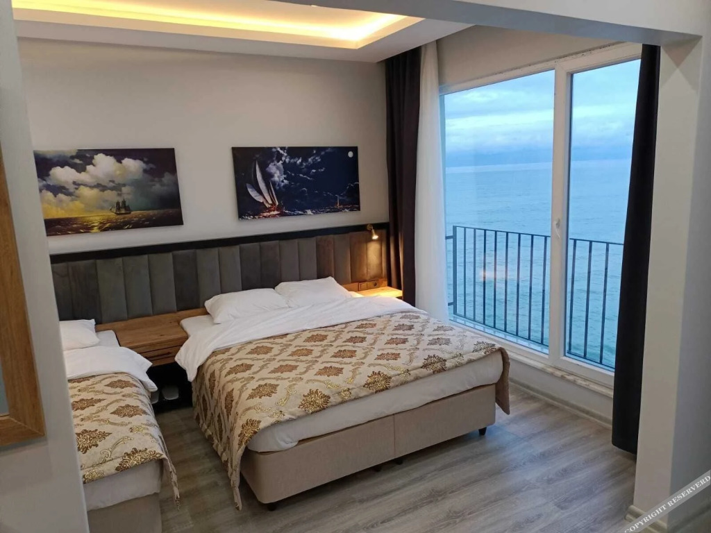 Арсин: The Marine Hotel
