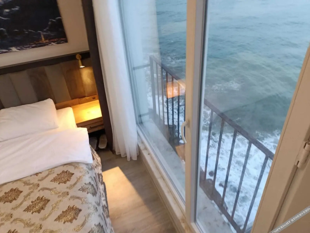 Арсин: The Marine Hotel