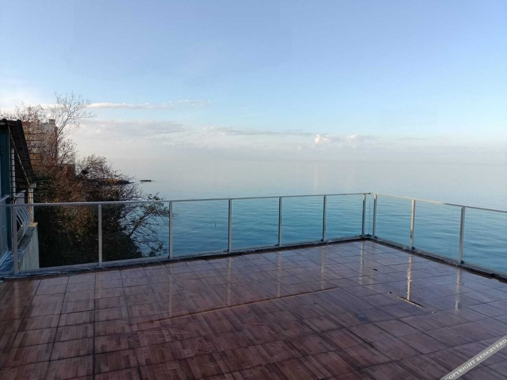 Арсин: The Marine Hotel