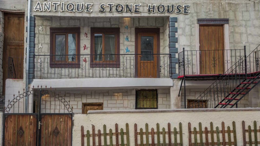 Учисар: Antik Stone House