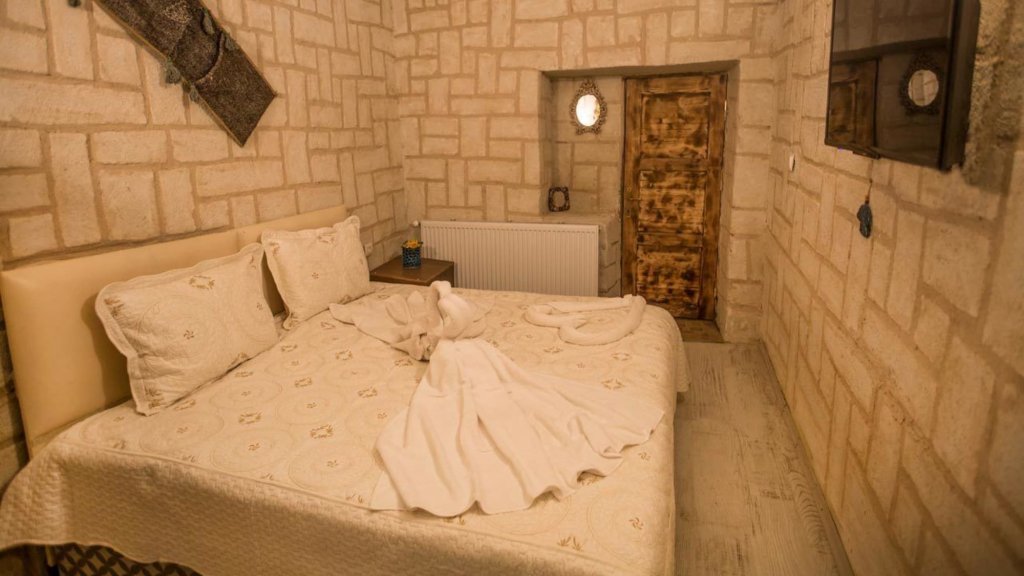 Учисар: Antik Stone House