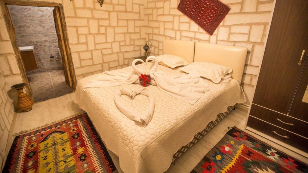Учисар: Antik Stone House