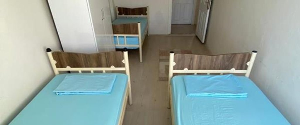 Синоп: Realist Apart