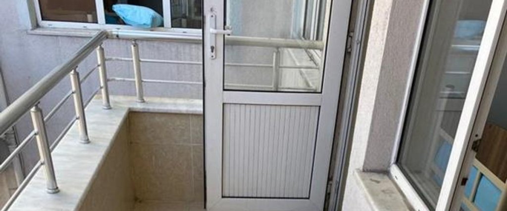Синоп: Realist Apart