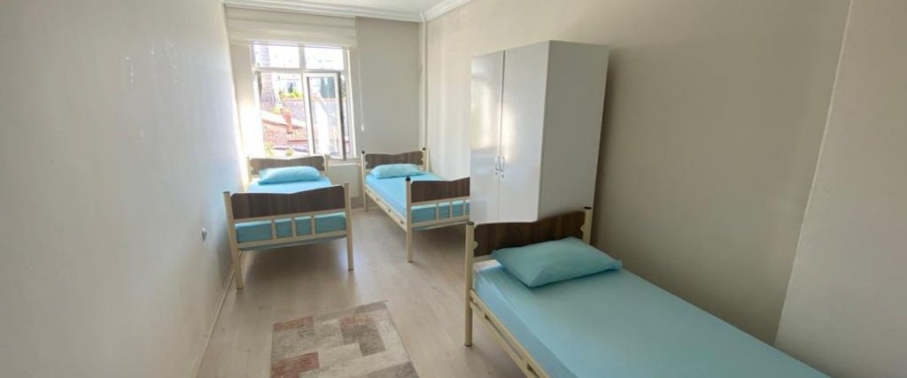 Синоп: Realist Apart