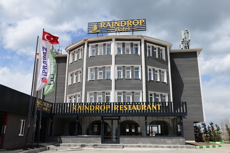 Ван: Raindrop Hotel