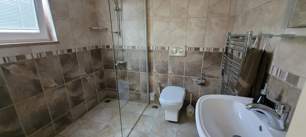 Дальян: Immaculate 4-bed Villa With Large Garden and Pool