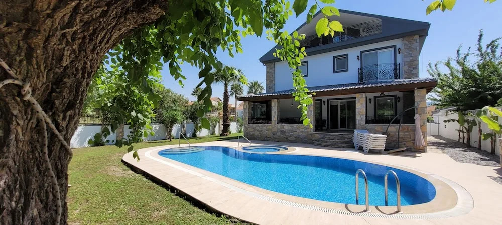 Дальян: Immaculate 4-bed Villa With Large Garden and Pool