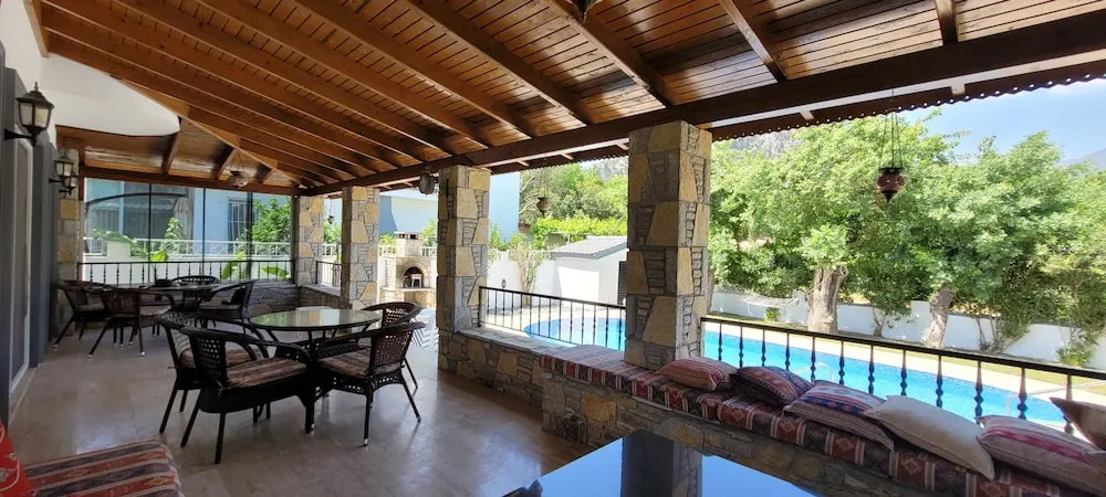 Дальян: Immaculate 4-bed Villa With Large Garden and Pool