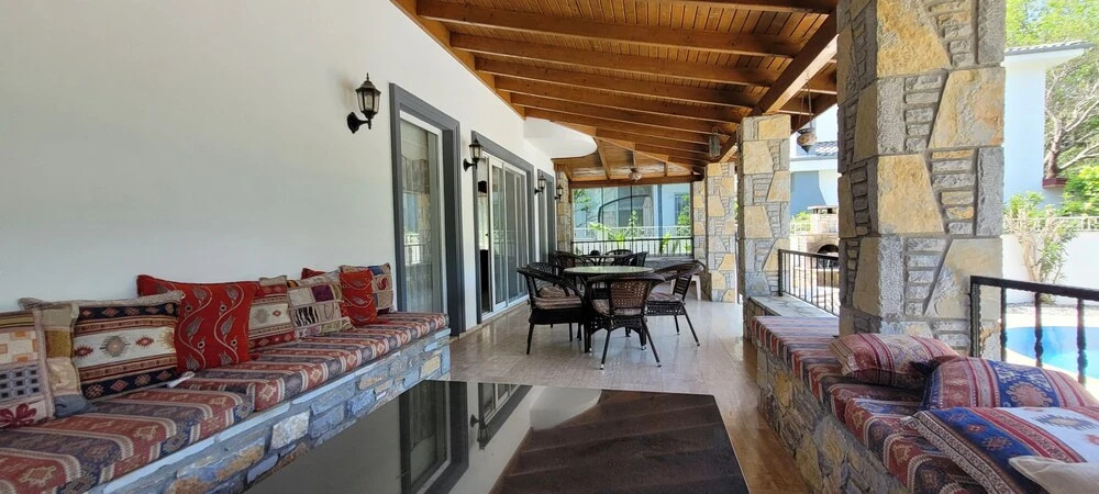 Дальян: Immaculate 4-bed Villa With Large Garden and Pool