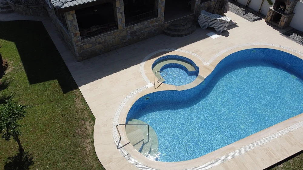 Дальян: Immaculate 4-bed Villa With Large Garden and Pool