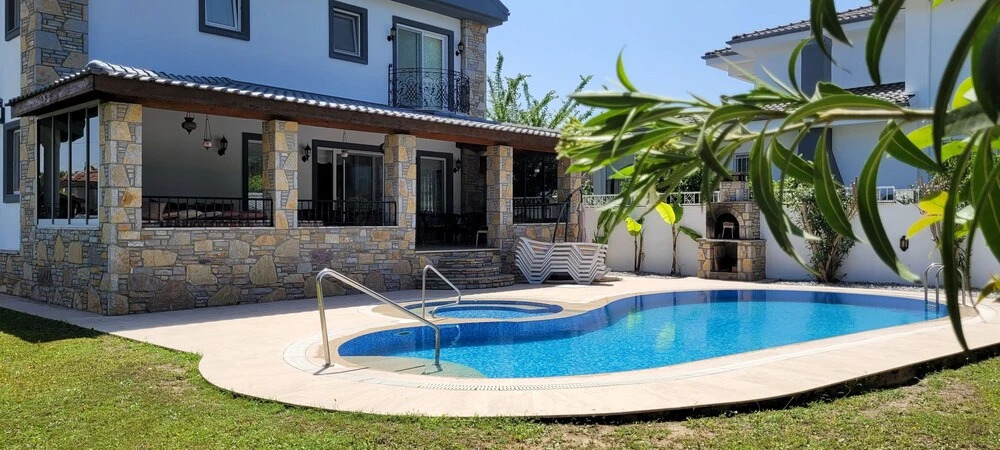 Дальян: Immaculate 4-bed Villa With Large Garden and Pool