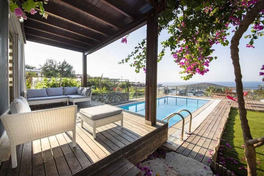 Коюнбаба: House With Amazing Sea View and Pool in Gumusluk