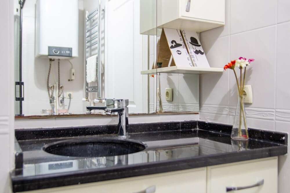 Измир: Spacious House in Konak With Balcony