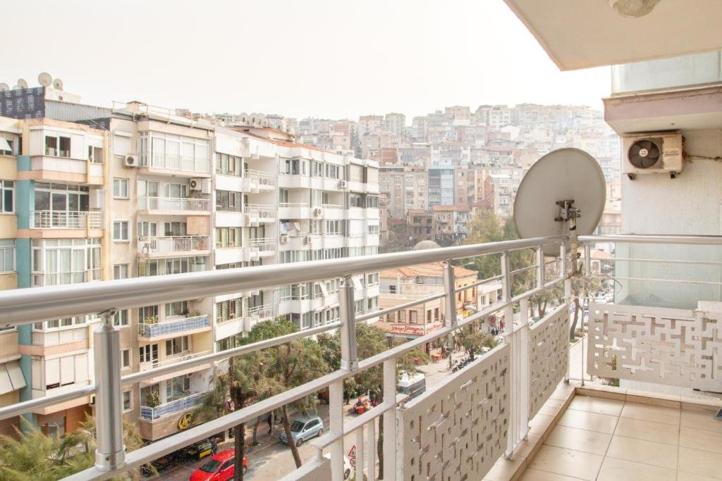 Измир: Spacious House in Konak With Balcony