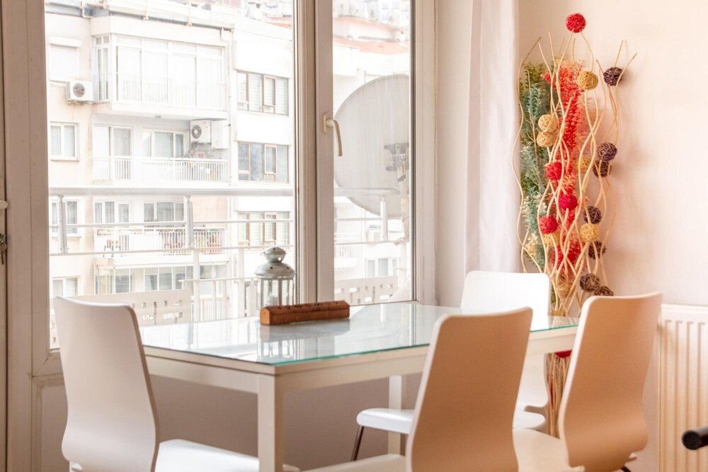 Измир: Spacious House in Konak With Balcony