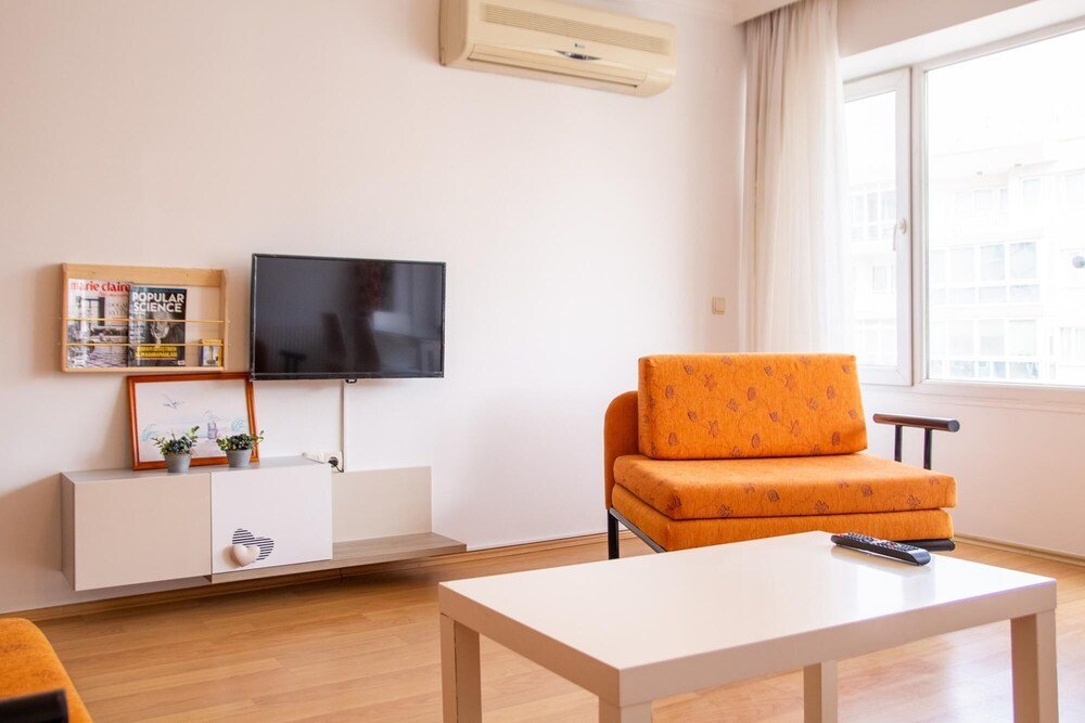 Измир: Spacious House in Konak With Balcony