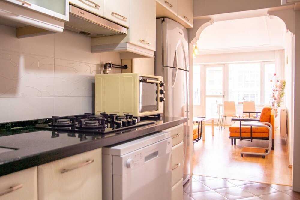 Измир: Spacious House in Konak With Balcony