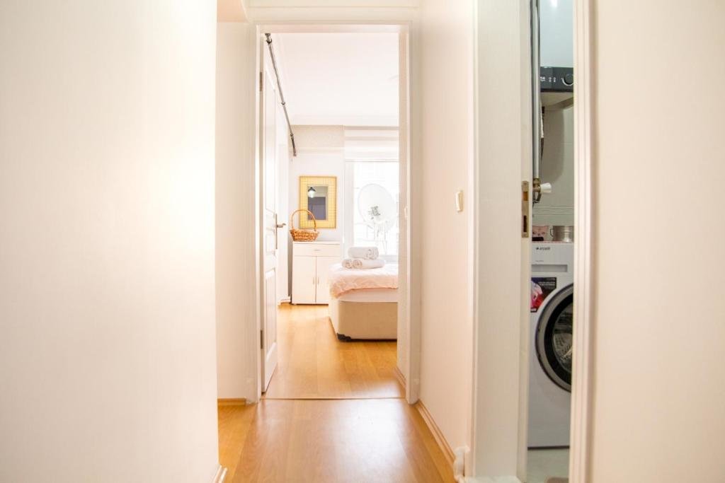 Измир: Spacious House in Konak With Balcony