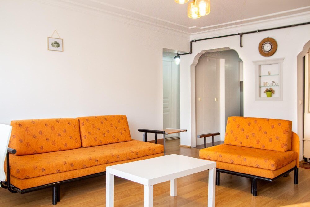 Измир: Spacious House in Konak With Balcony