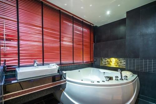 Кату: Absolute Bangla Suites, night walking street, rooftop pool L-04