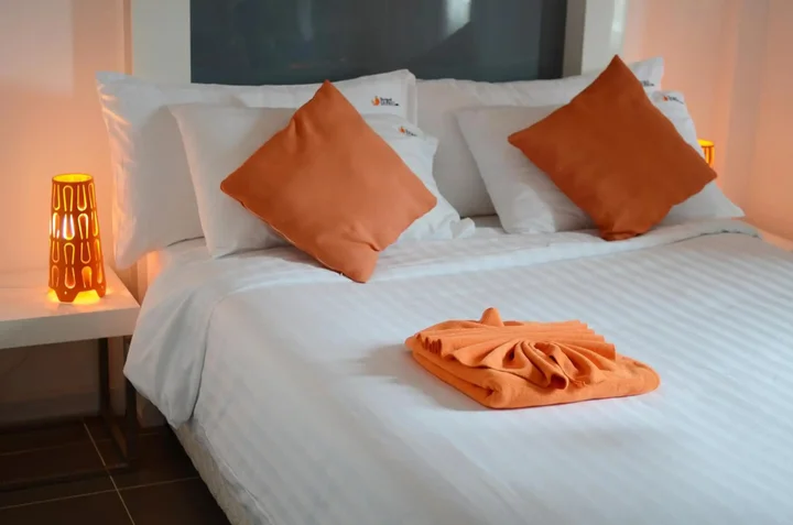 Накхонситхаммарат: The Original Orange Rooms