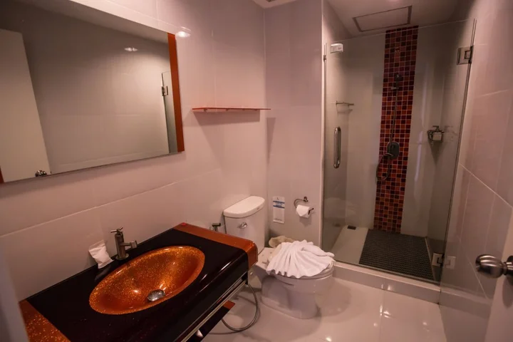 Накхонситхаммарат: The Original Orange Rooms