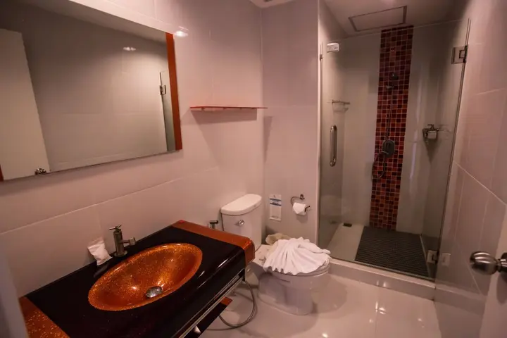 Накхонситхаммарат: The Original Orange Rooms