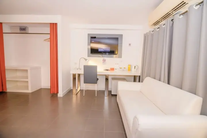Накхонситхаммарат: The Original Orange Rooms