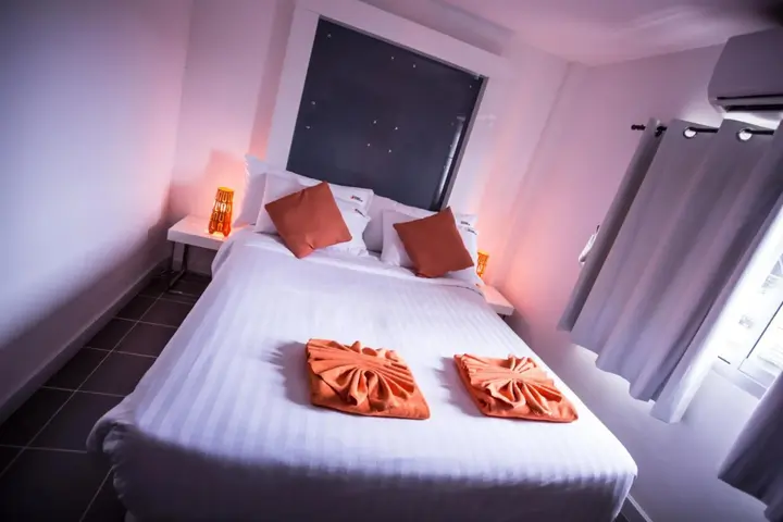 Накхонситхаммарат: The Original Orange Rooms