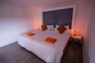 Накхонситхаммарат: The Original Orange Rooms