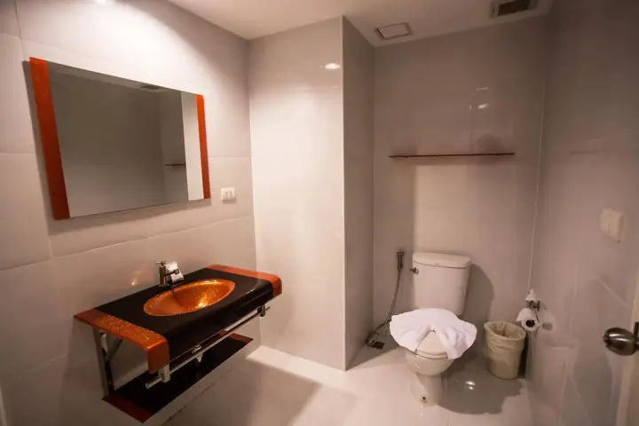 Накхонситхаммарат: The Original Orange Rooms