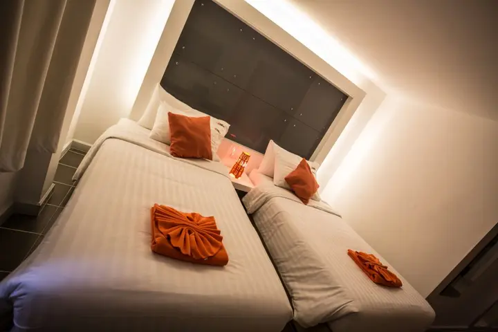 Накхонситхаммарат: The Original Orange Rooms