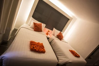 Накхонситхаммарат: The Original Orange Rooms