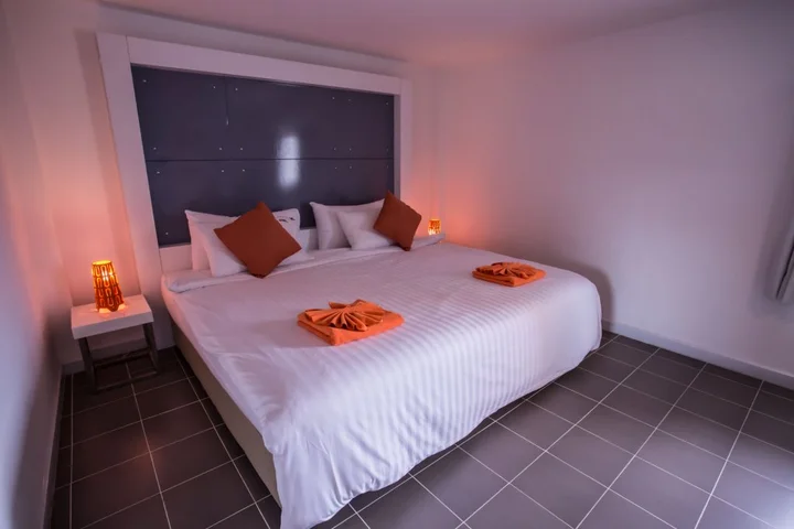 Накхонситхаммарат: The Original Orange Rooms