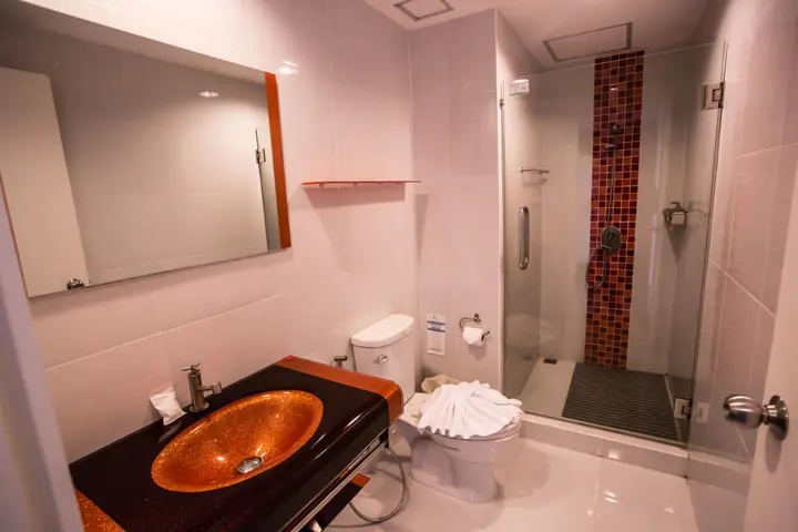 Накхонситхаммарат: The Original Orange Rooms