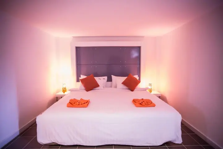Накхонситхаммарат: The Original Orange Rooms