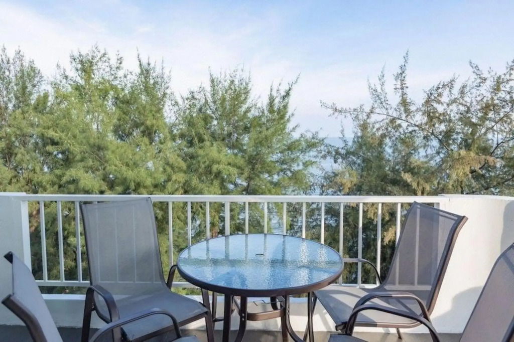 Чаам: The BEACH CHA AM Suites