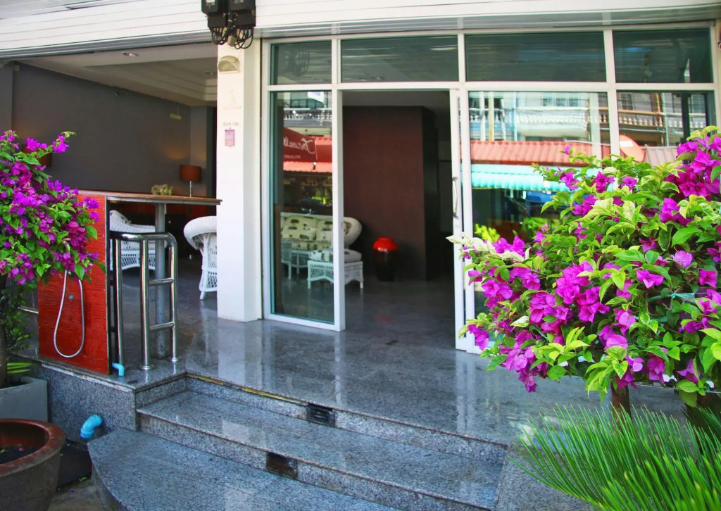Чаам: The BEACH CHA AM Suites