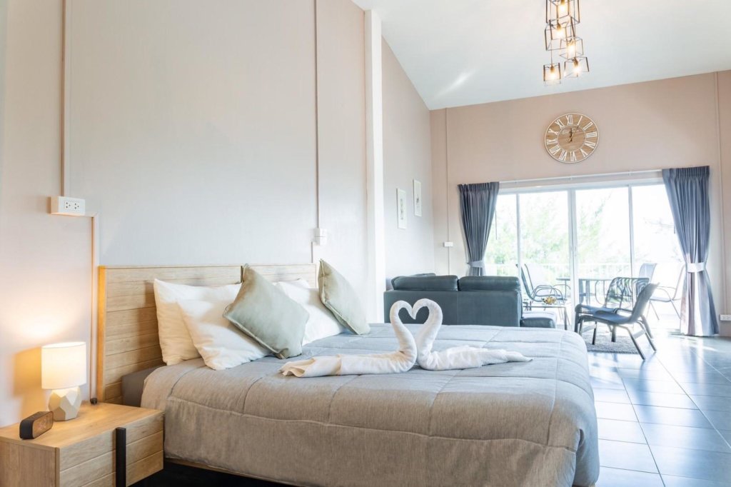 Чаам: The BEACH CHA AM Suites