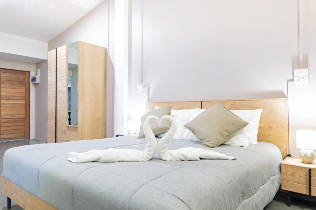 Чаам: The BEACH CHA AM Suites