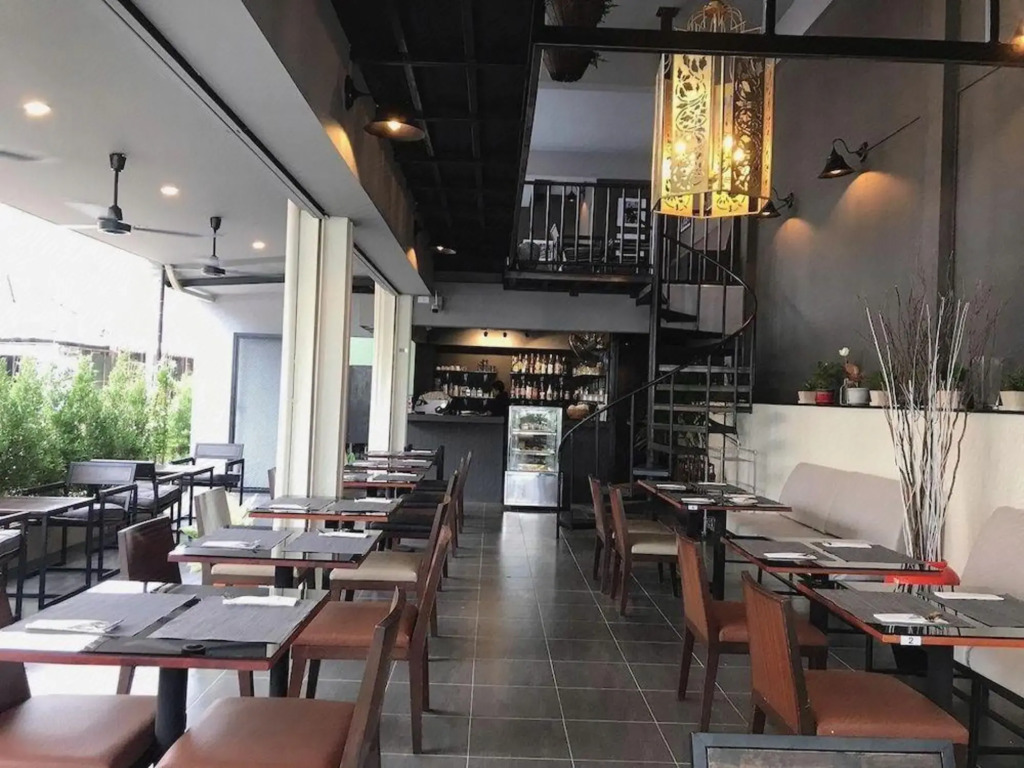 Чаам: The BEACH CHA AM Suites