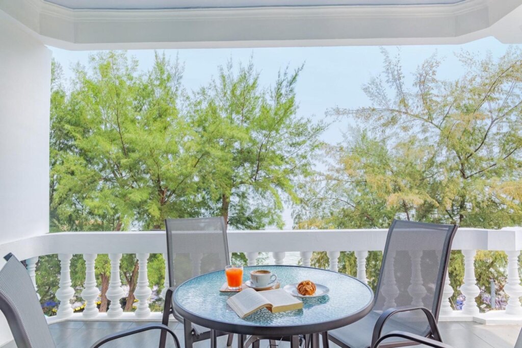 Чаам: The BEACH CHA AM Suites