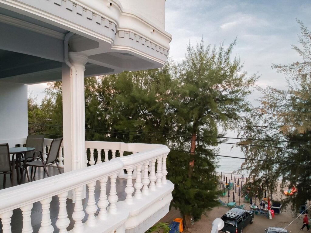 Чаам: The BEACH CHA AM Suites