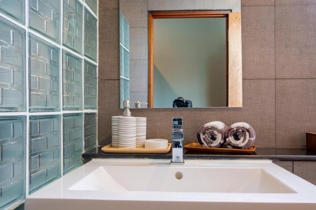 Чаам: The BEACH CHA AM Suites