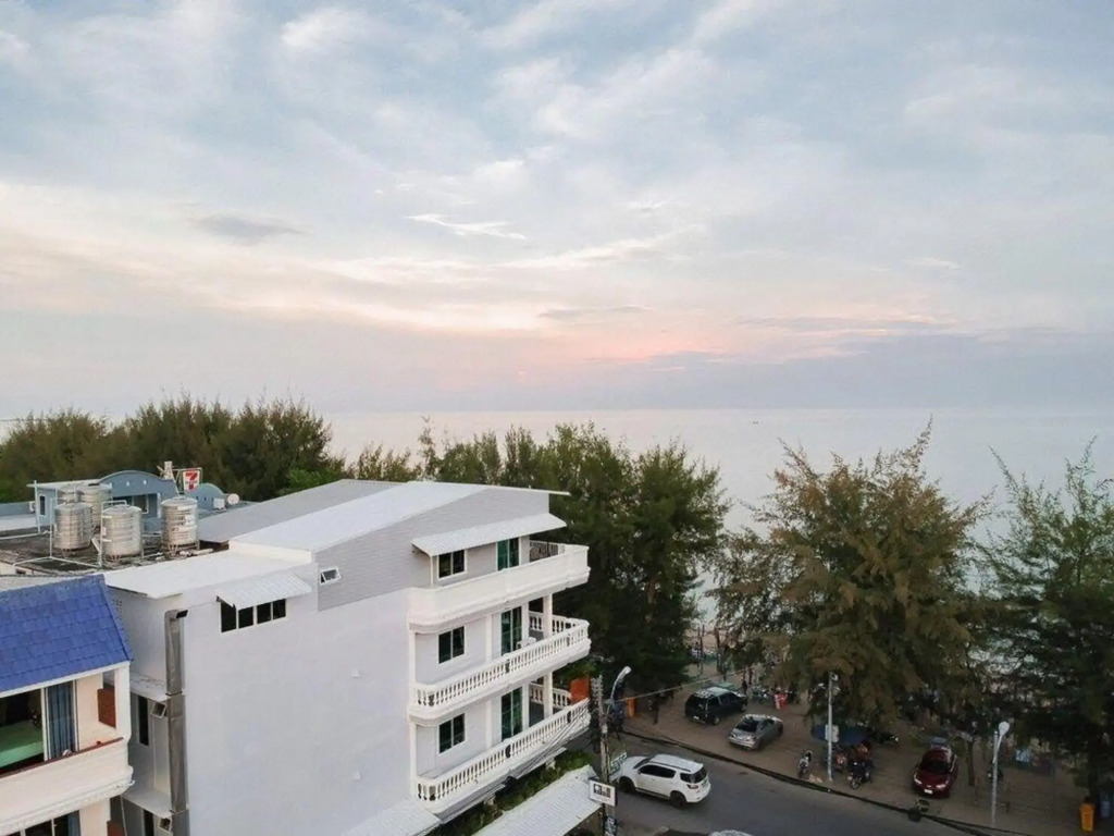 Чаам: The BEACH CHA AM Suites