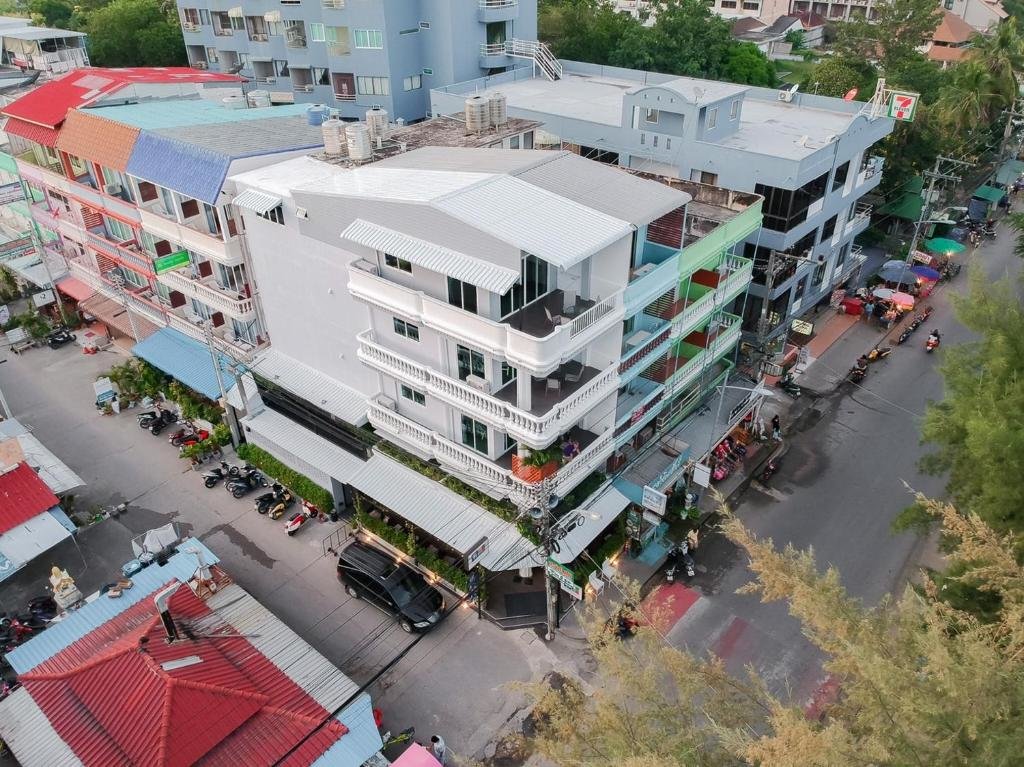 Чаам: The BEACH CHA AM Suites