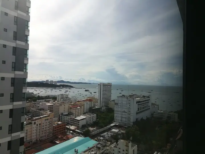 Сирача: The Base Central Pattaya by Avi